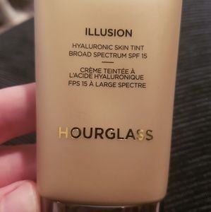 Hourglass Illusion Hyaluronic Skin Tint